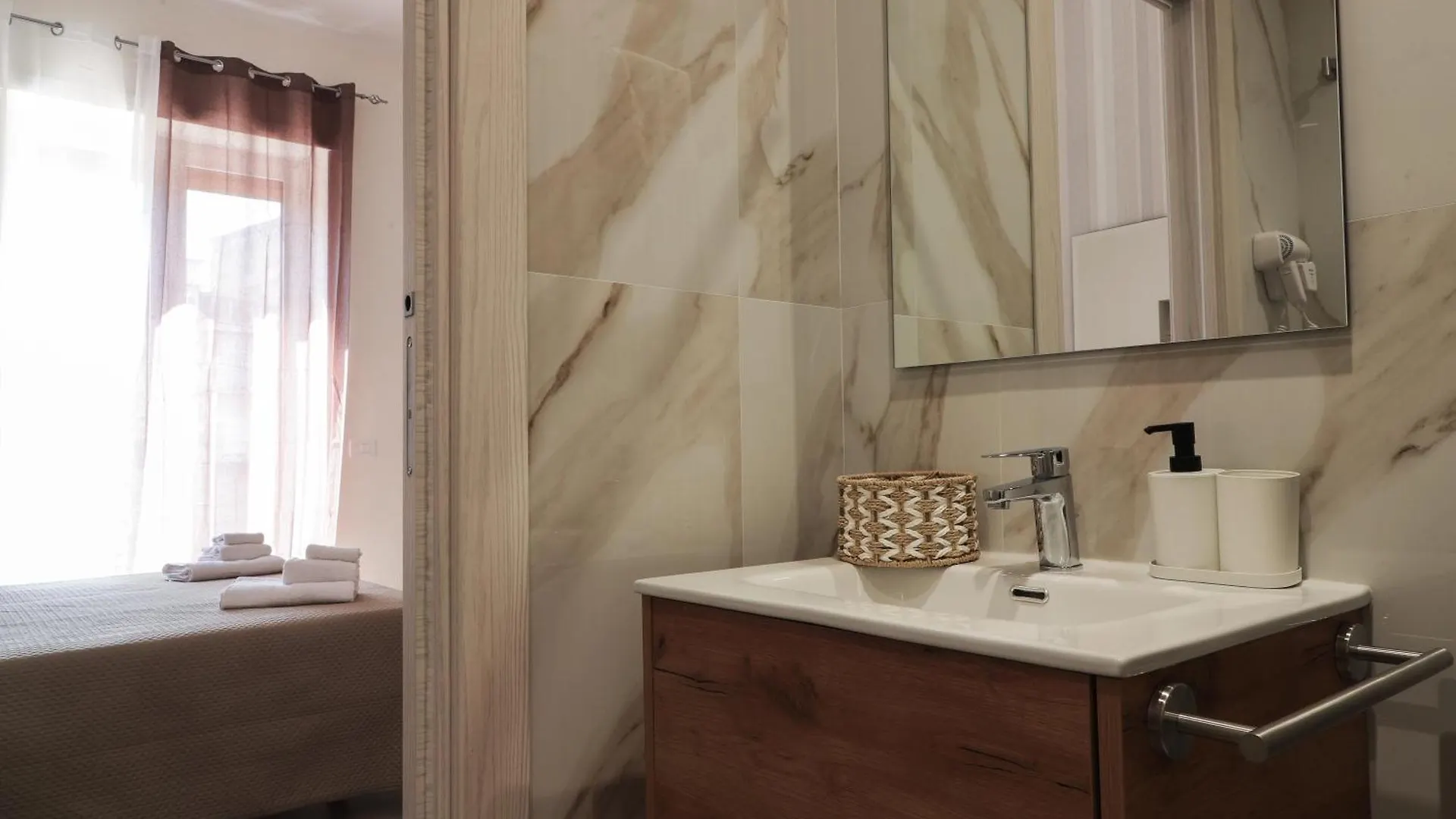 Dimora Savoia Bed & Breakfast Naples 0*,